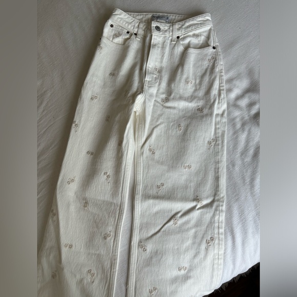 Abercrombie High Rise 90s Relaxed Jean in Cream Embroidered - Curve Love, Short - Picture 7 of 8